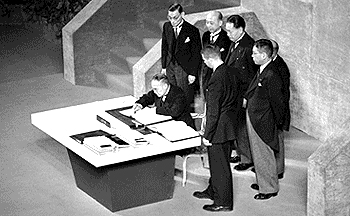 条約に調印する吉田茂首相
